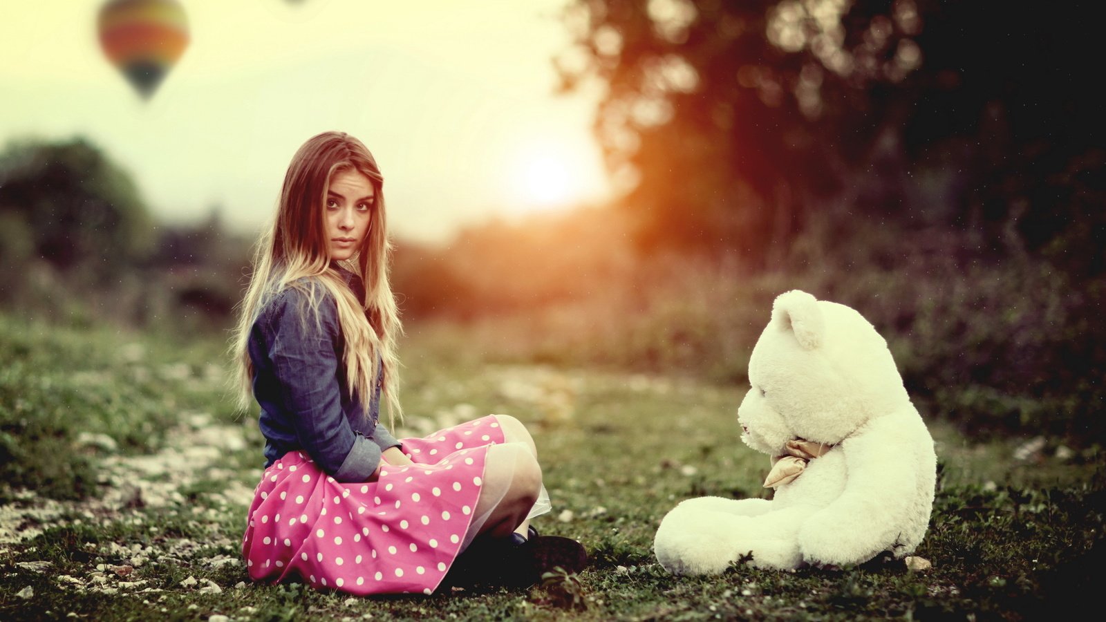 Обои трава, природа, девушка, плюшевый медведь, grass, nature, girl, teddy bear разрешение 2560x1628 Загрузить