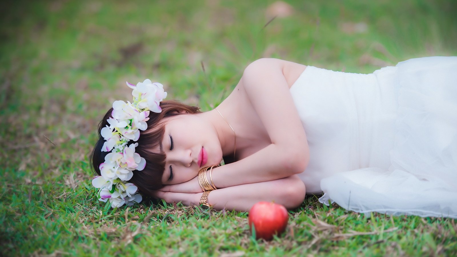 Обои цветы, трава, девушка, поза, яблоко, венок, азиатка, flowers, grass, girl, pose, apple, wreath, asian разрешение 2560x1539 Загрузить