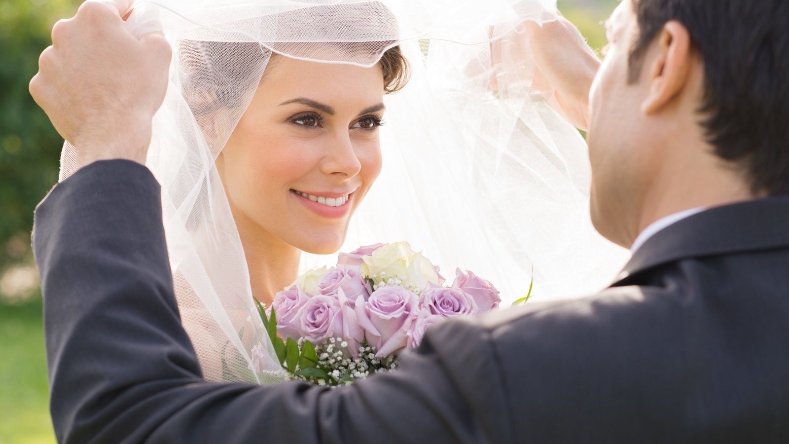 Обои цветы, букет, жених, свадьба, невеста, фата, flowers, bouquet, the groom, wedding, the bride, veil разрешение 6144x4080 Загрузить