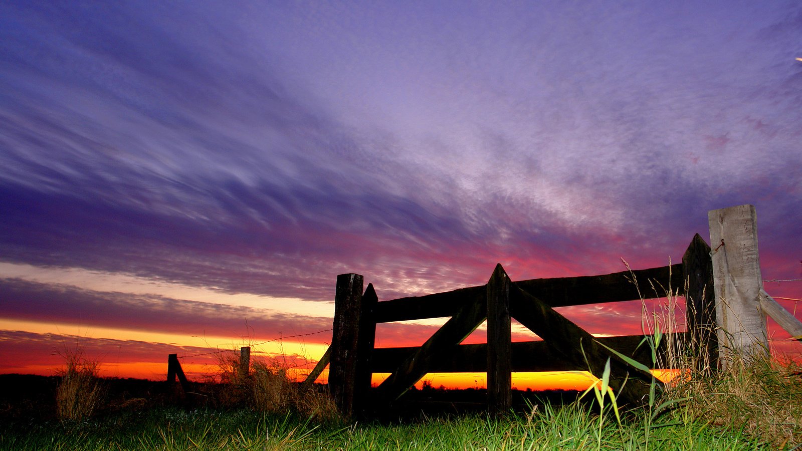 Обои небо, трава, природа, закат, забор, the sky, grass, nature, sunset, the fence разрешение 3259x2318 Загрузить