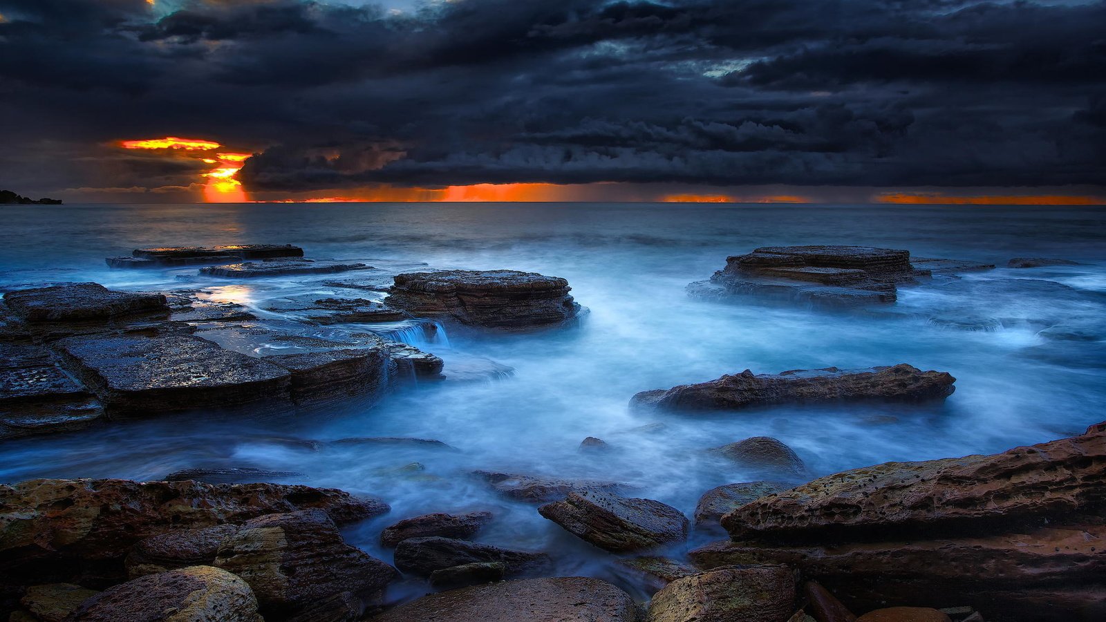 Обои скалы, камни, берег, тучи, пляж, рассвет, океан, rocks, stones, shore, clouds, beach, dawn, the ocean разрешение 2048x1365 Загрузить