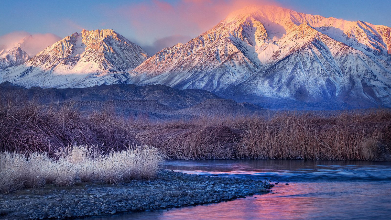 Обои трава, вода, горы, снег, камни, пейзаж, grass, water, mountains, snow, stones, landscape разрешение 1920x1200 Загрузить