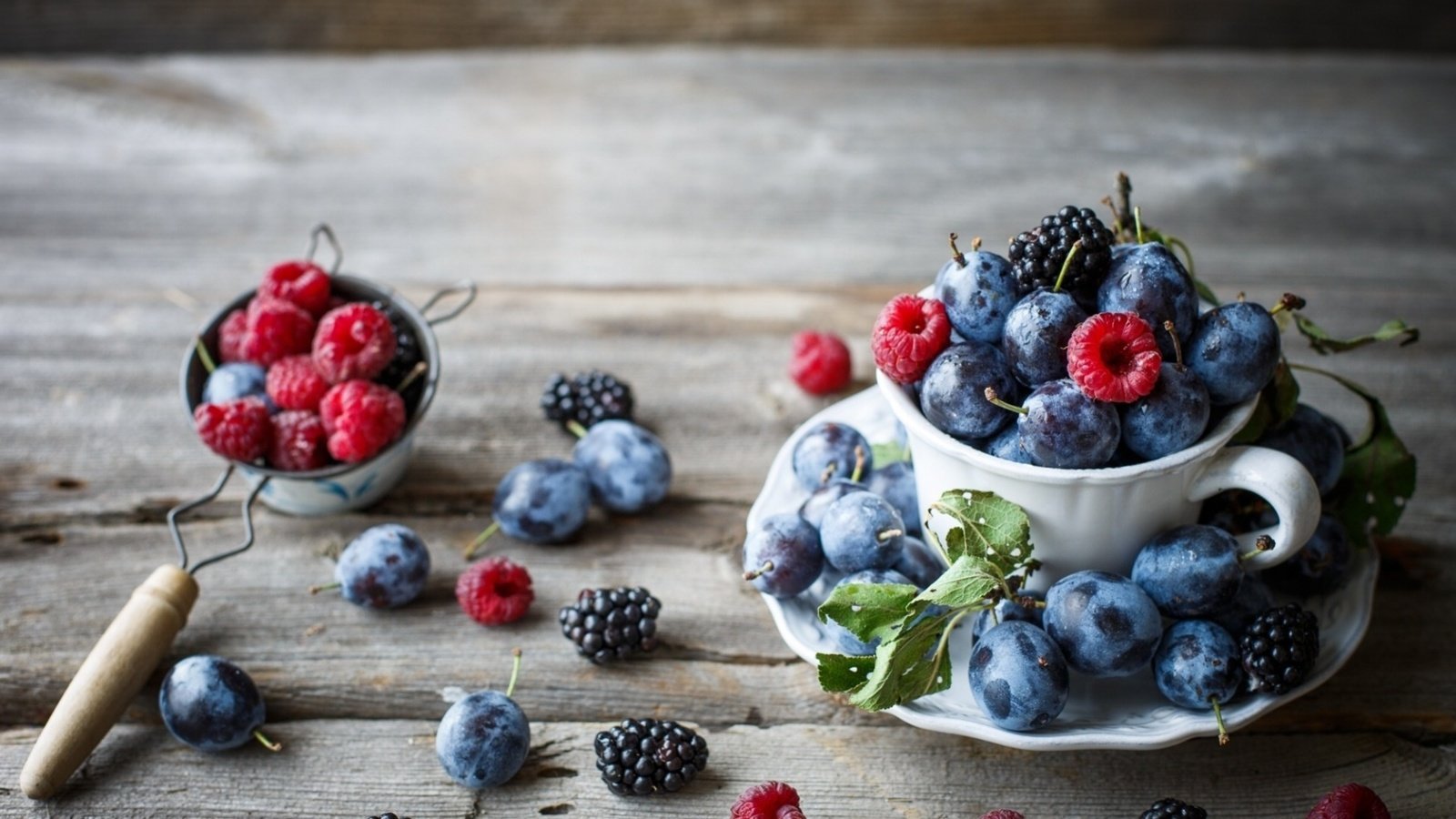 Обои малина, фрукты, ягоды, ежевика, сливы, деревянная поверхность, raspberry, fruit, berries, blackberry, plum, wooden surface разрешение 1920x1393 Загрузить