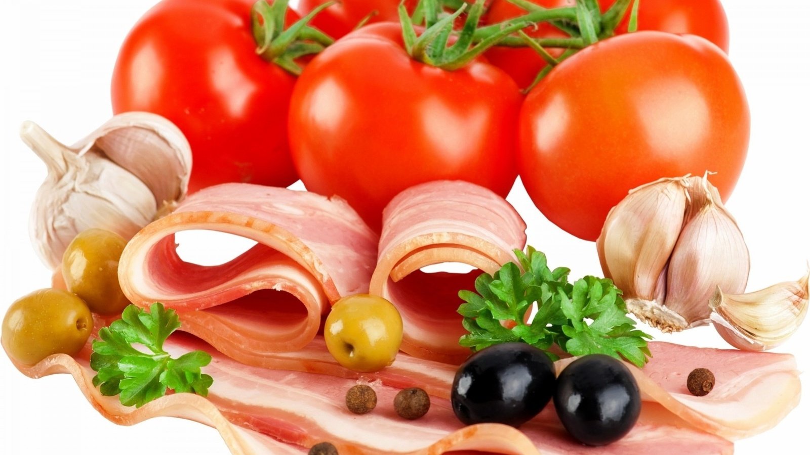 Обои зелень, бекон, белый фон, овощи, мясо, помидоры, оливки, маслины, чеснок, специи, spices, greens, bacon, white background, vegetables, meat, tomatoes, olives, garlic разрешение 1920x1440 Загрузить