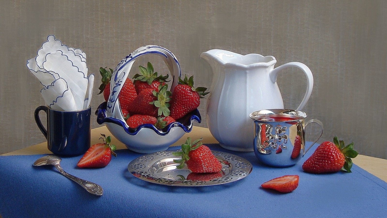 Обои клубника, кружка, ягоды, кувшин, натюрморт, вазочка, салфетки, strawberry, mug, berries, pitcher, still life, vase, swipe разрешение 1920x1425 Загрузить