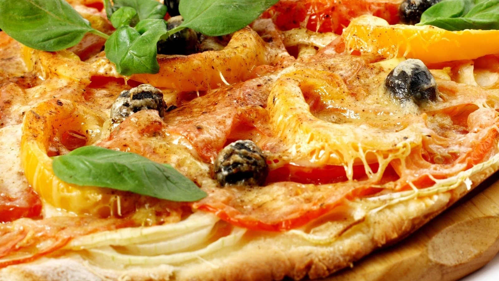Обои сыр, томаты, пицца, маслины, болгарский перец, cheese, tomatoes, pizza, olives, bell pepper разрешение 1920x1348 Загрузить