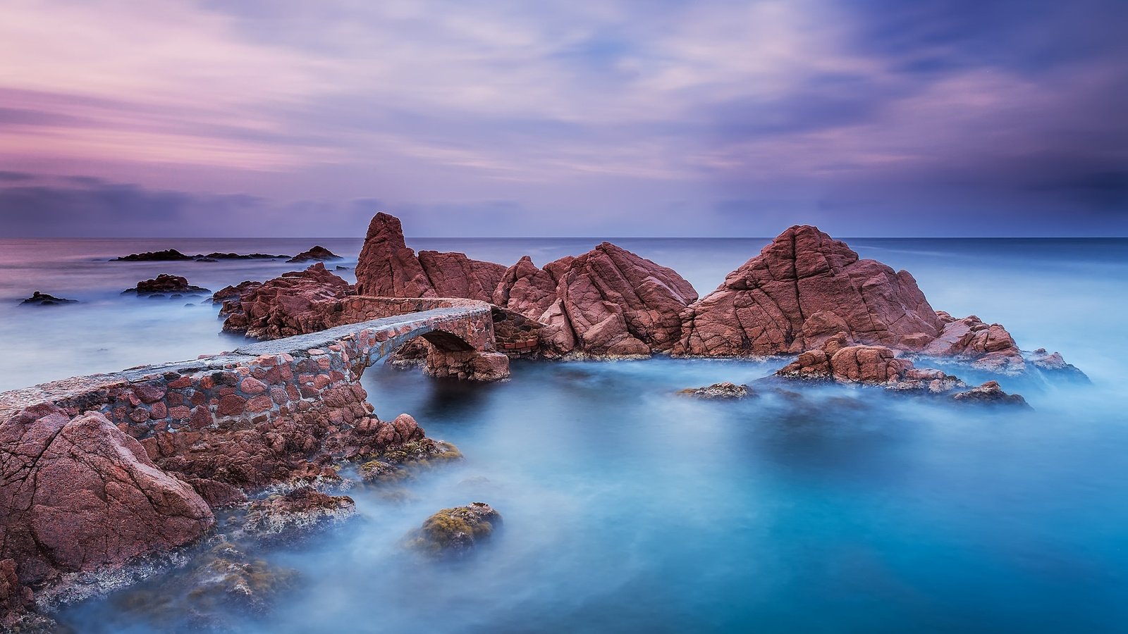 Обои небо, облака, скалы, камни, море, мост, the sky, clouds, rocks, stones, sea, bridge разрешение 2048x1365 Загрузить