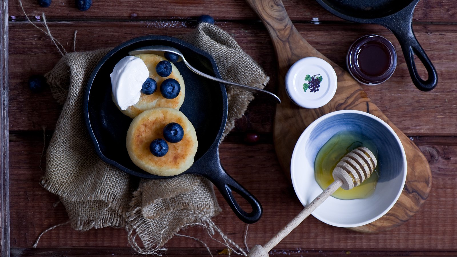 Обои ягоды, черника, мед, блинчики, сметана, оладьи, berries, blueberries, honey, pancakes, sour cream разрешение 2000x1280 Загрузить