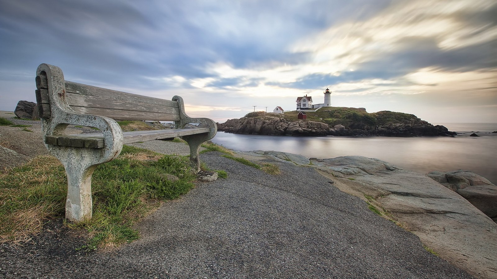 Обои небо, облака, море, маяк, побережье, скамейка, the sky, clouds, sea, lighthouse, coast, bench разрешение 1920x1200 Загрузить