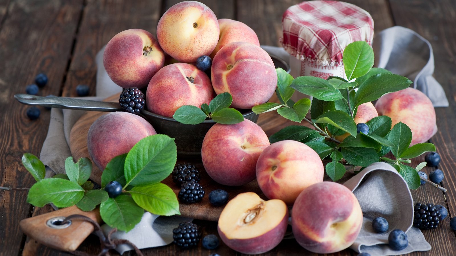 Обои фрукты, ягоды, персики, черника, ежевика, fruit, berries, peaches, blueberries, blackberry разрешение 2000x1331 Загрузить