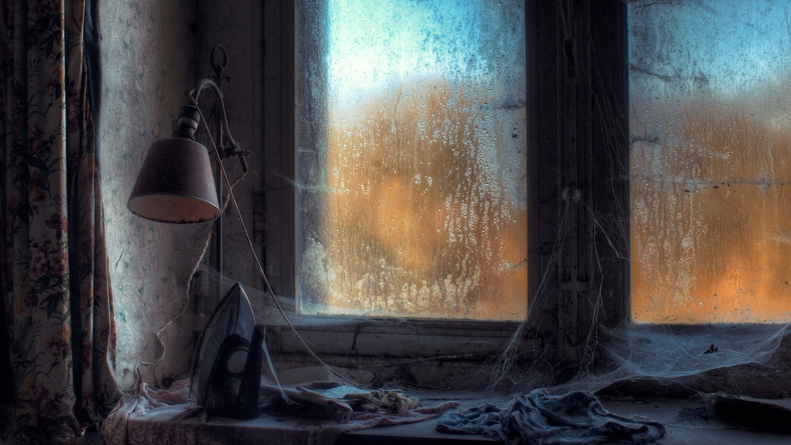 Обои лампа, окно, паутина, заброшеный, подоконник, утюг, тряпки, lamp, window, web, abandoned, sill, iron разрешение 2048x1365 Загрузить