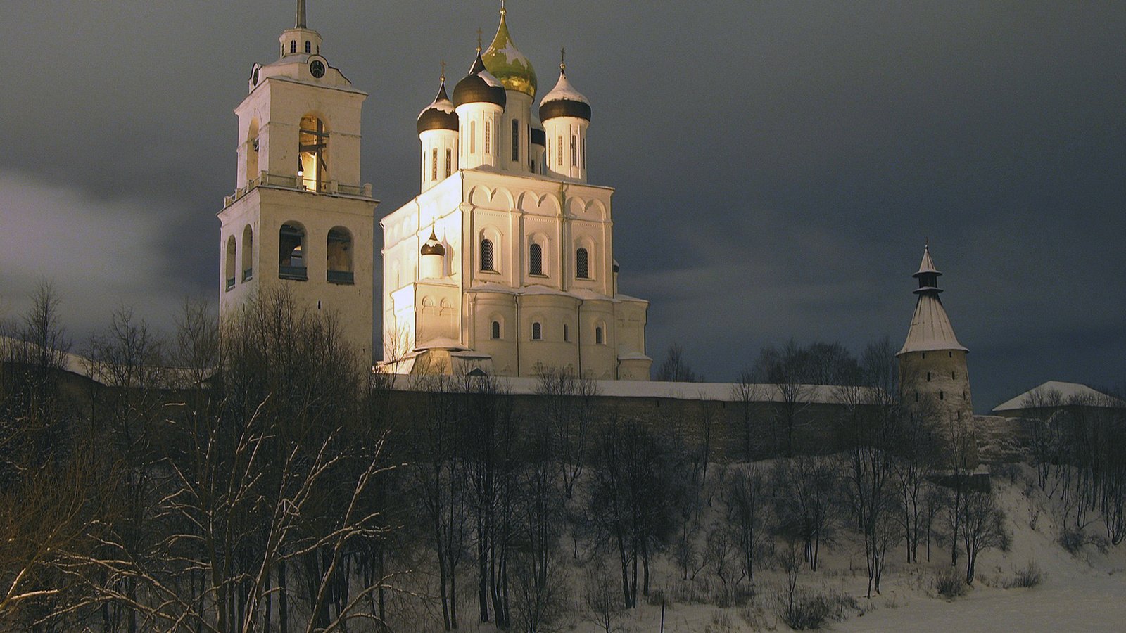 Обои небо, псков, храм, тучи, собор, город, россия, церковь, купола, the sky, pskov, temple, clouds, cathedral, the city, russia, church, dome разрешение 1920x1200 Загрузить