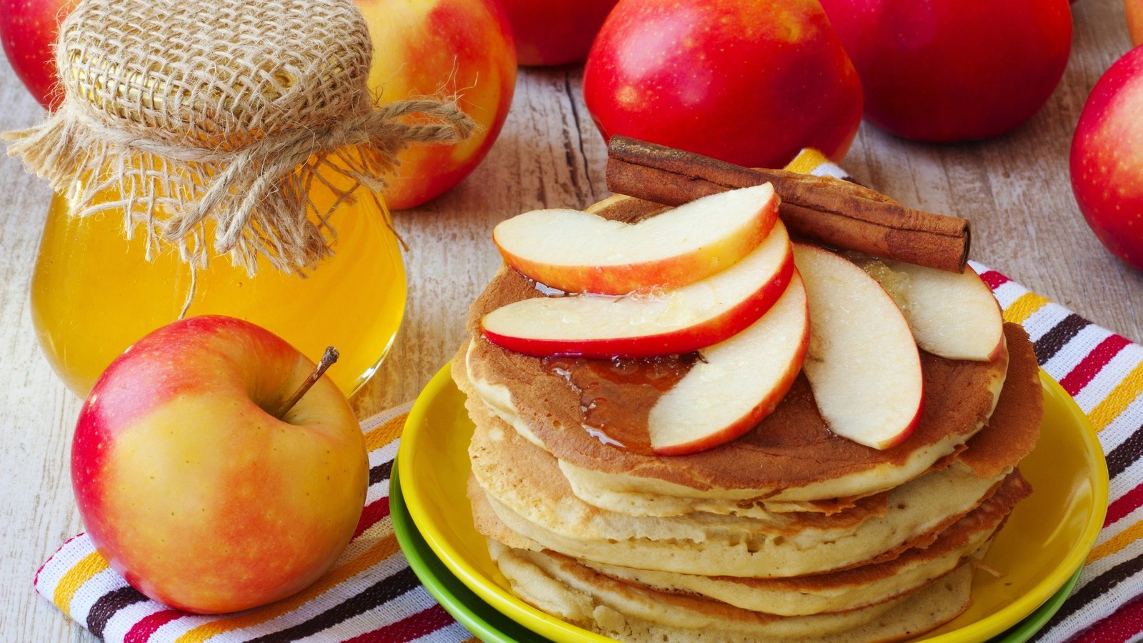 Обои яблоки, джем, мед, блинчики, блины, apples, jam, honey, pancakes разрешение 2880x1800 Загрузить