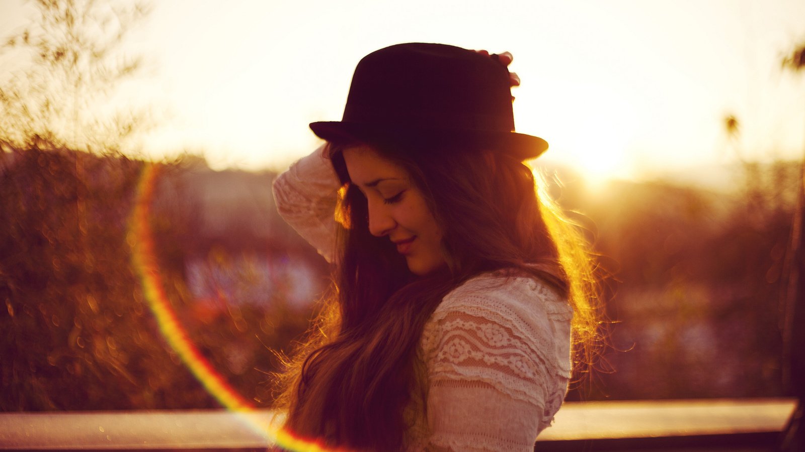 Обои солнце, девушка, волосы, шляпа, шатенка, the sun, girl, hair, hat, brown hair разрешение 2048x1365 Загрузить