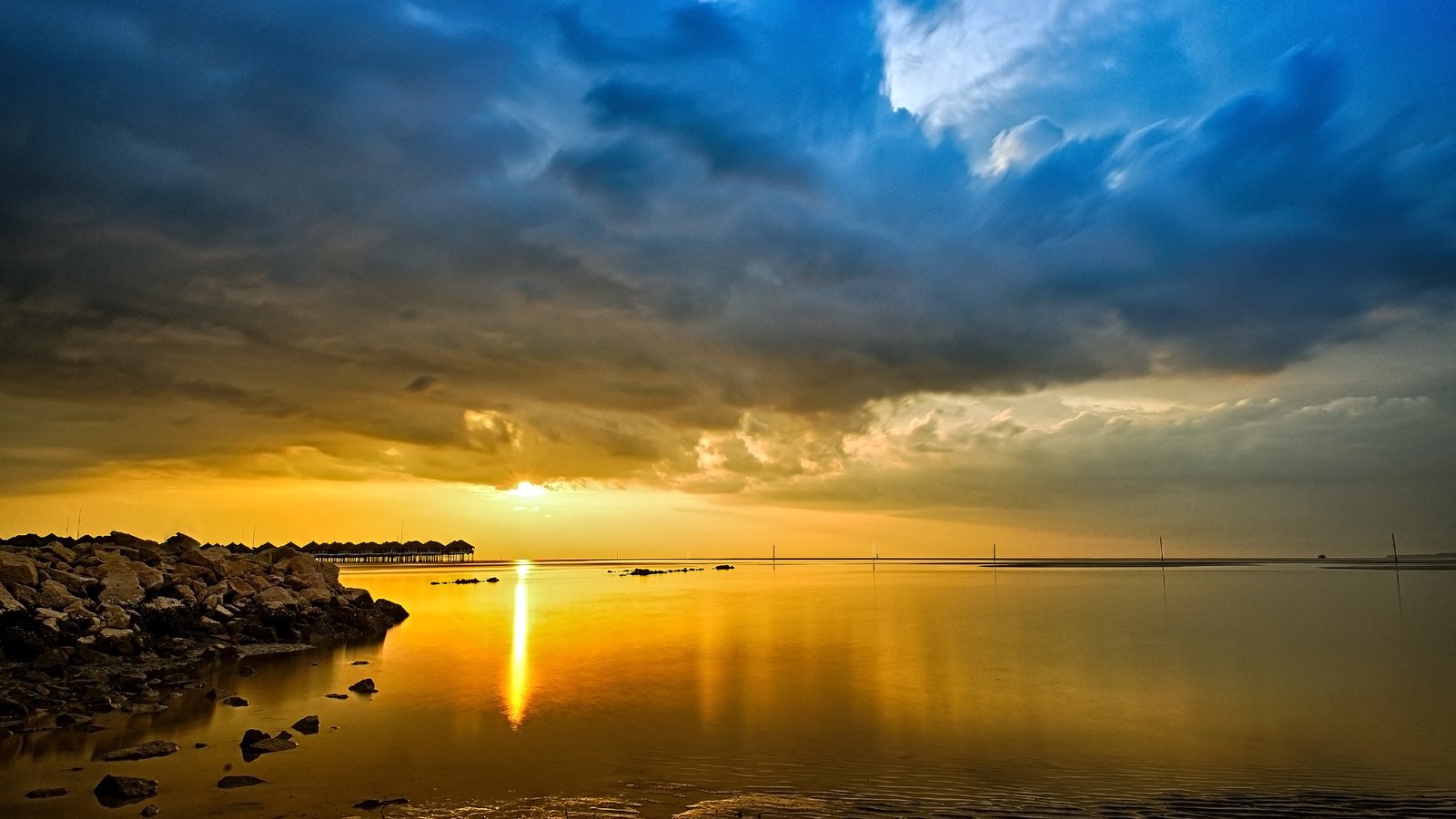 Обои небо, облака, камни, берег, закат, море, горизонт, бунгало, the sky, clouds, stones, shore, sunset, sea, horizon, bungalow разрешение 3200x2000 Загрузить