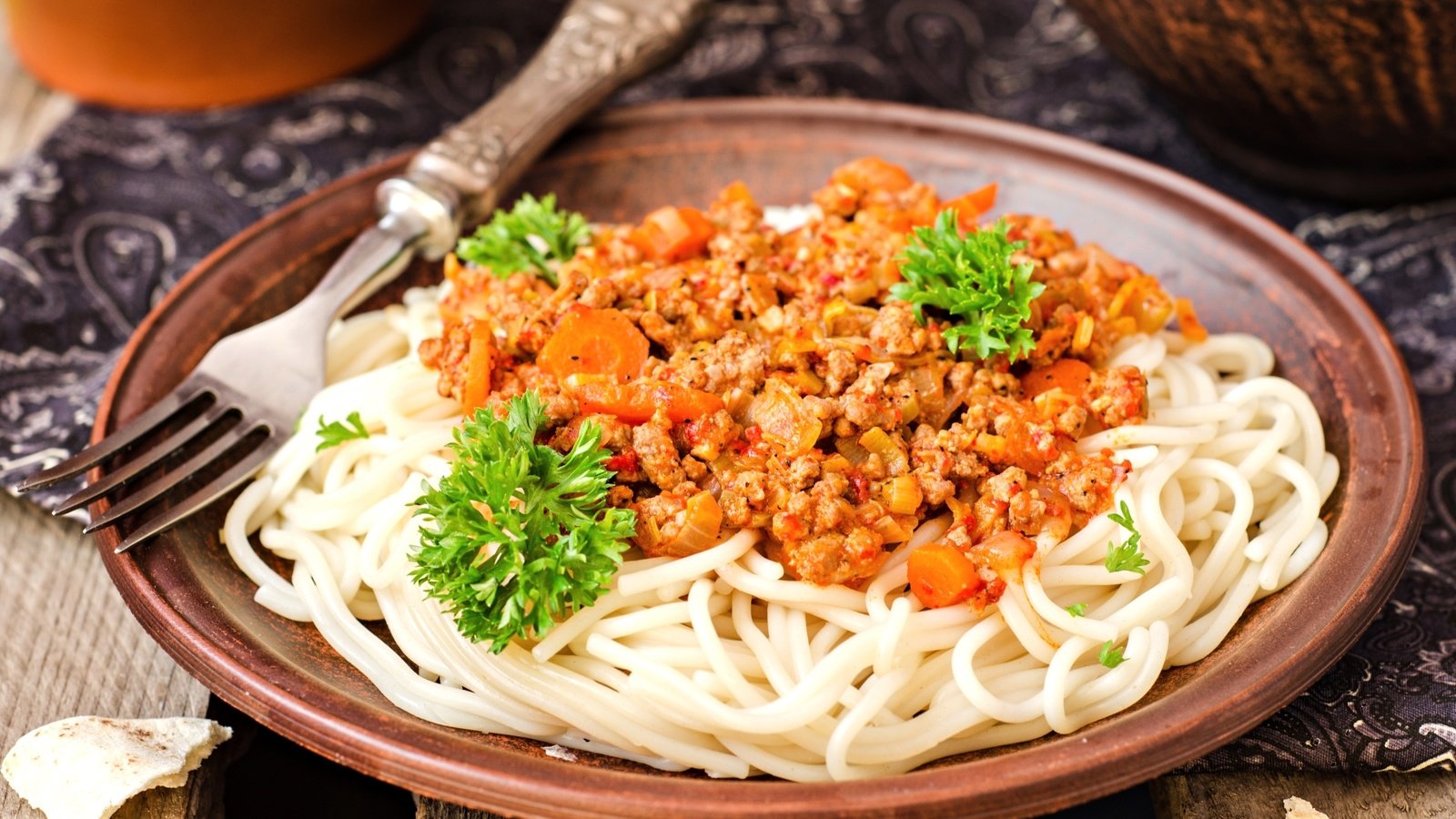 Обои вилка, тарелка, спагетти, соус, петрушка, паста, plug, plate, spaghetti, sauce, parsley, pasta разрешение 2400x1574 Загрузить