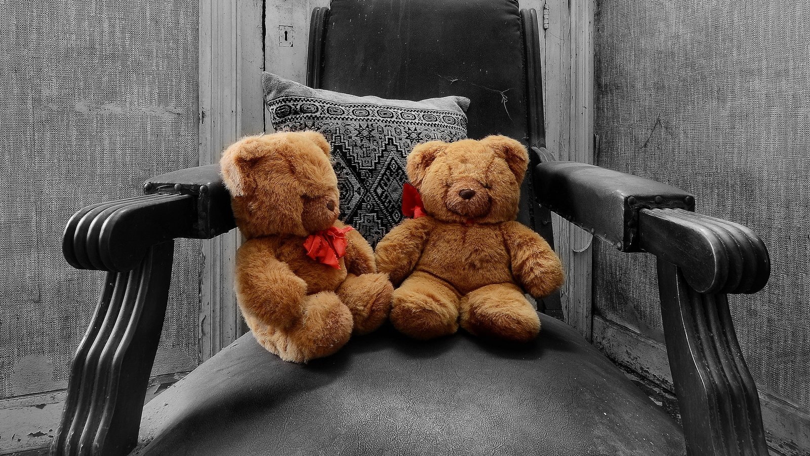 Обои мишки, кресло, игрушки, bears, chair, toys разрешение 2046x1345 Загрузить