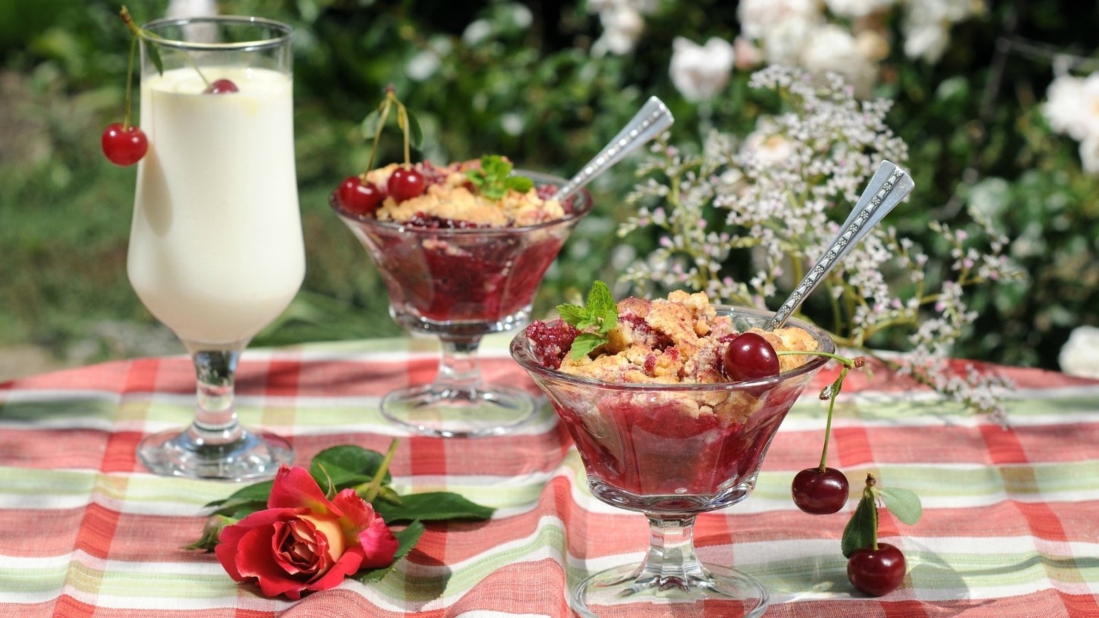 Обои лето, роза, бокал, вишня, молоко, десерт, крамбл, summer, rose, glass, cherry, milk, dessert, crumble разрешение 1920x1221 Загрузить