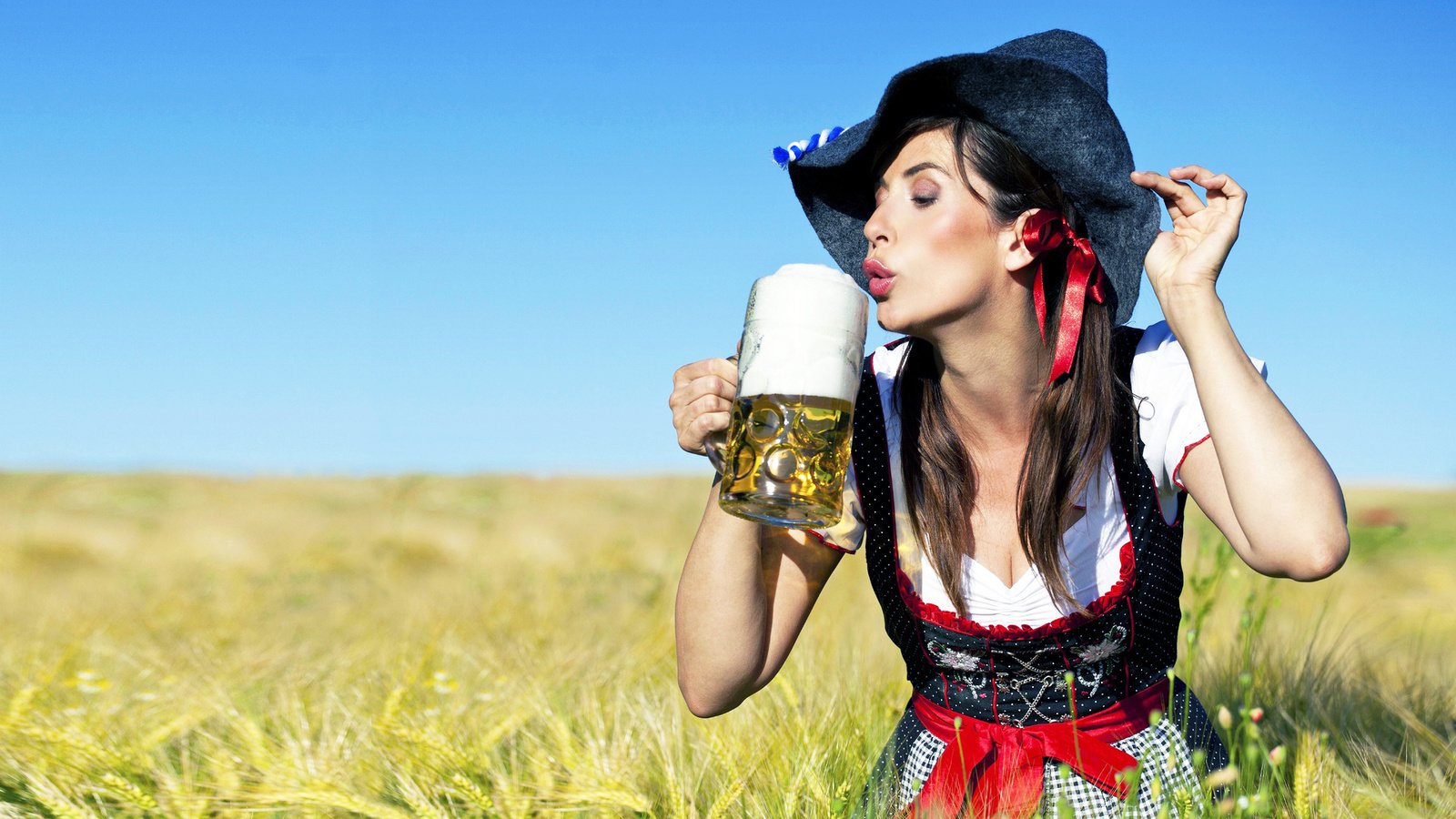 Обои девушка, пиво, шляпа, girl, beer, hat разрешение 1920x1080 Загрузить