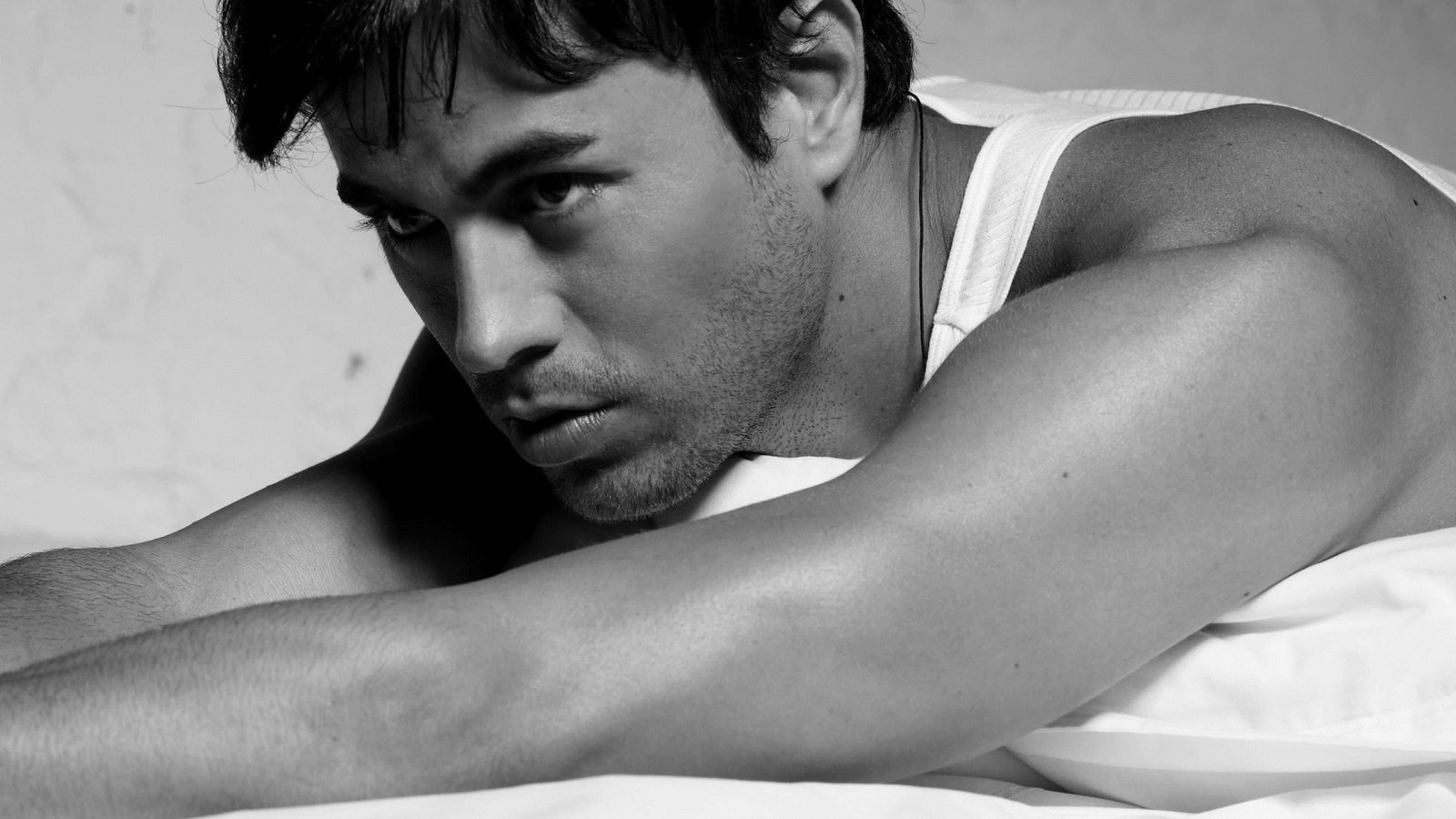 Обои певец, энрике иглесиас, singer, enrique iglesias разрешение 2880x1800 Загрузить