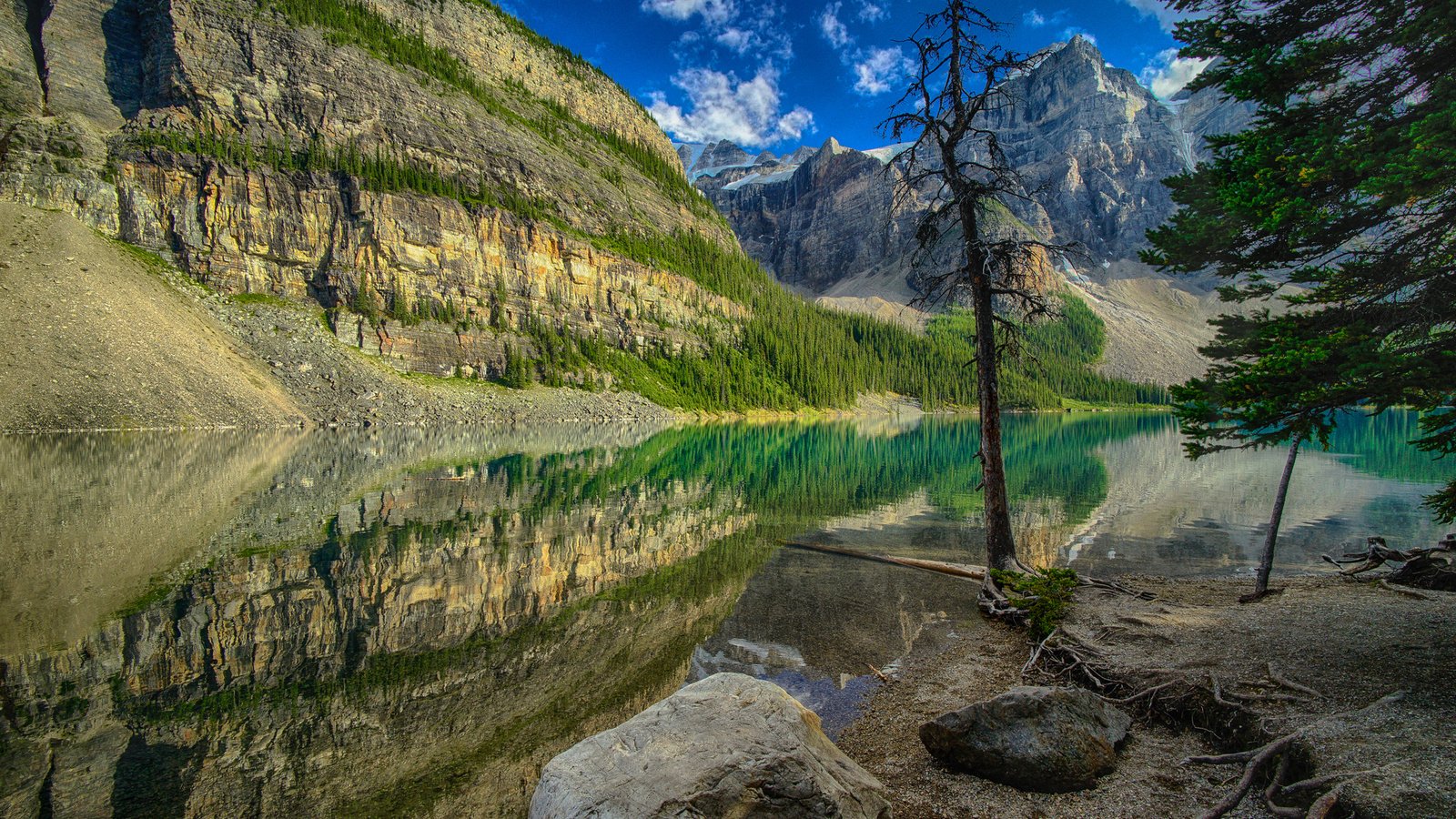 Обои деревья, озеро, горы, камни, отражение, канада, trees, lake, mountains, stones, reflection, canada разрешение 2048x1359 Загрузить