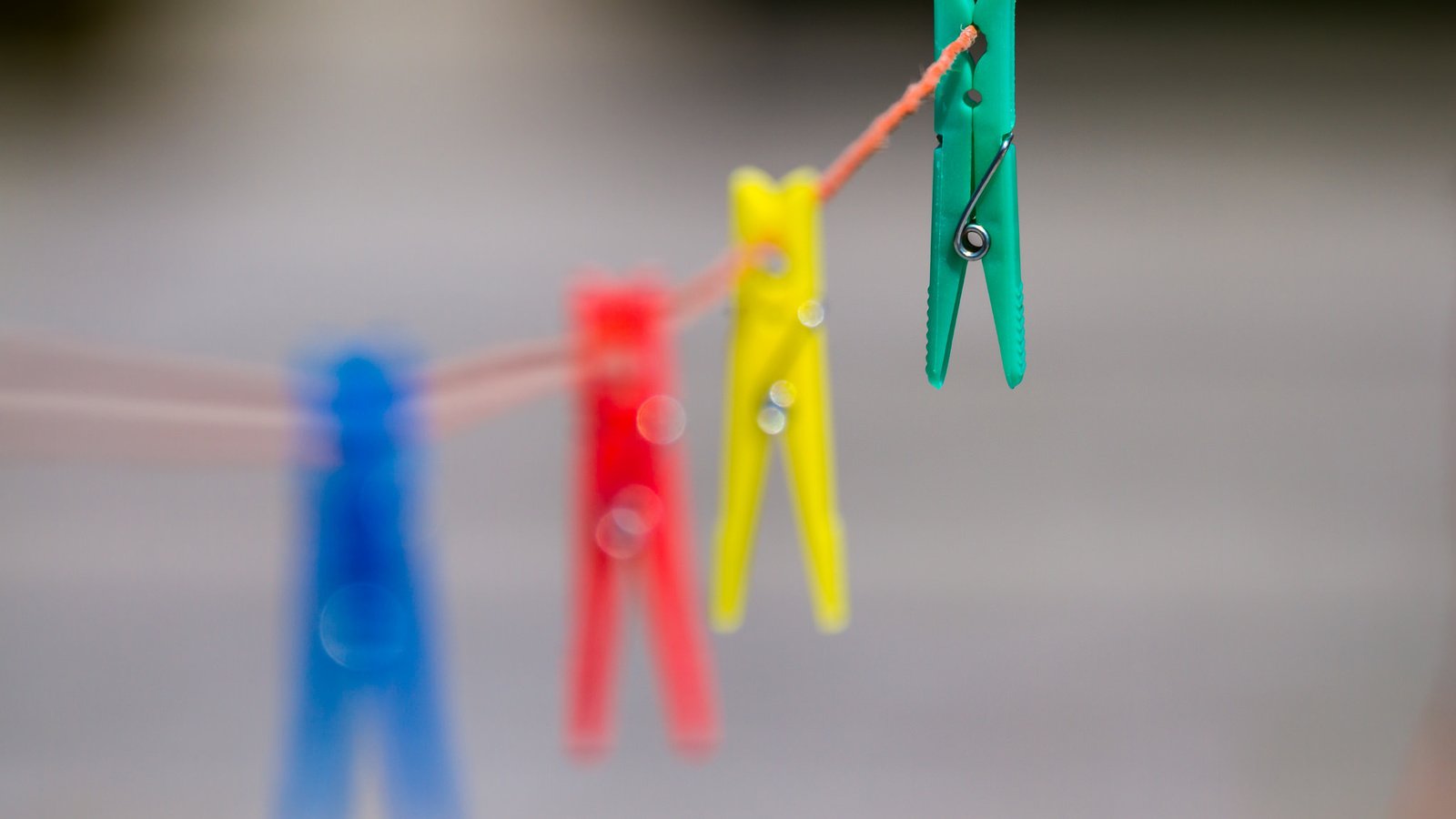 Обои цвета, фон, проволока, веревка, прищепки, color, background, wire, rope, clothespins разрешение 2048x1365 Загрузить