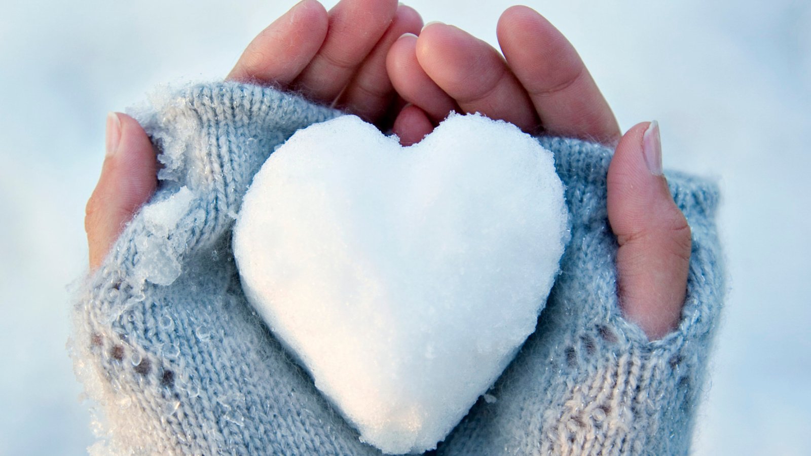 Обои снег, сердце, любовь, руки, перчатки, snow, heart, love, hands, gloves разрешение 2200x1100 Загрузить