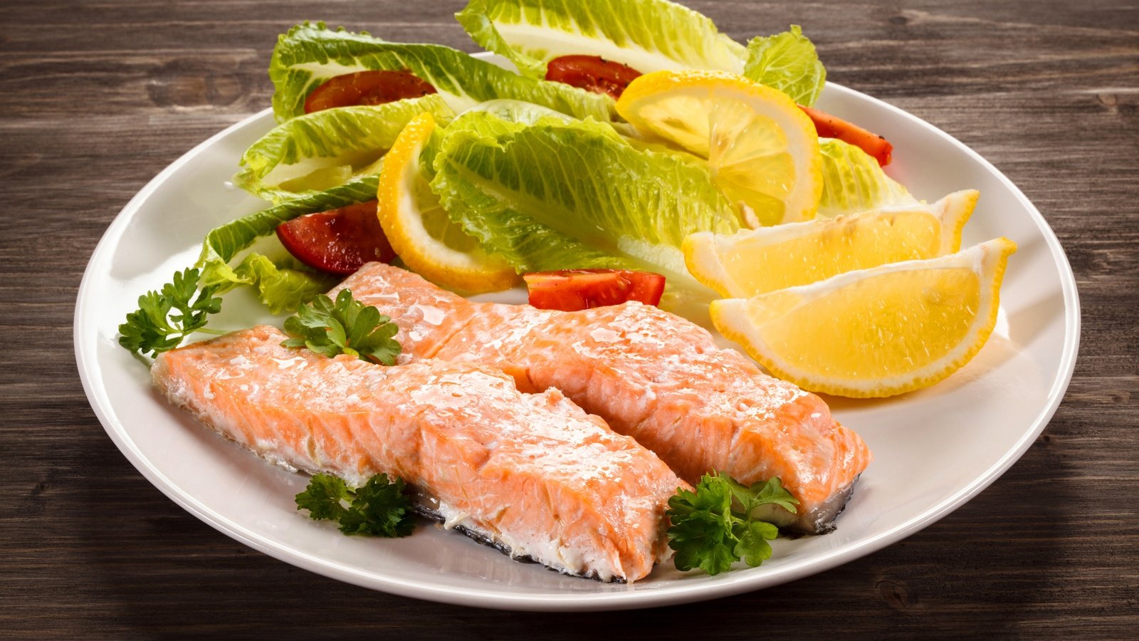 Обои лимон, рыба, помидоры, листья салата, lemon, fish, tomatoes, lettuce разрешение 4050x2657 Загрузить