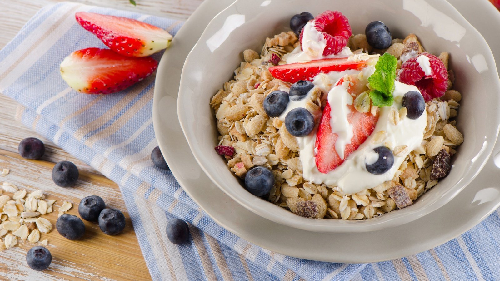 Обои клубника, черника, завтрак, мюсли, здоровые, завтрак каши, strawberry, blueberries, breakfast, muesli, healthy, breakfast cereal разрешение 4500x2981 Загрузить