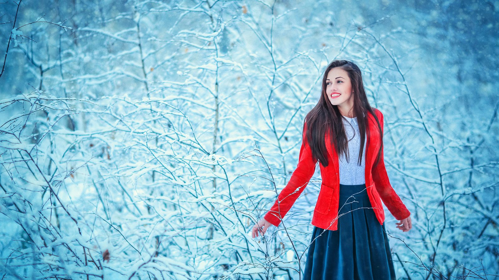 Обои снег, лес, девушка, поза, улыбка, взгляд, радость, лицо, snow, forest, girl, pose, smile, look, joy, face разрешение 1920x1280 Загрузить