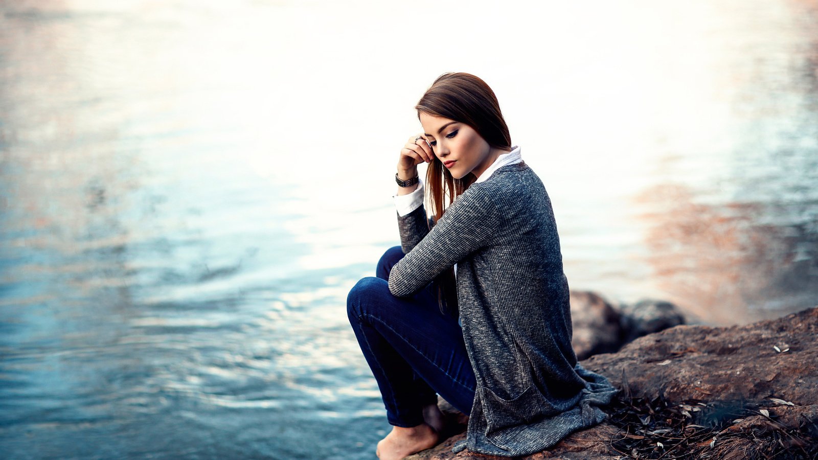 Обои вода, девушка, камень, босая, time to think, алессандро ди чикко, water, girl, stone, barefoot, alessandro di cicco разрешение 2048x1365 Загрузить