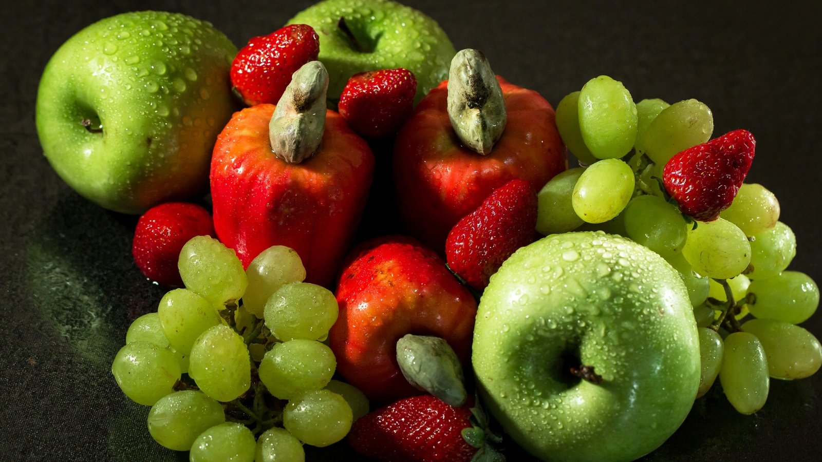 Обои виноград, капли, фрукты, яблоки, клубника, плоды, эппл, виноградные, grapes, drops, fruit, apples, strawberry, apple, grape разрешение 2880x1920 Загрузить
