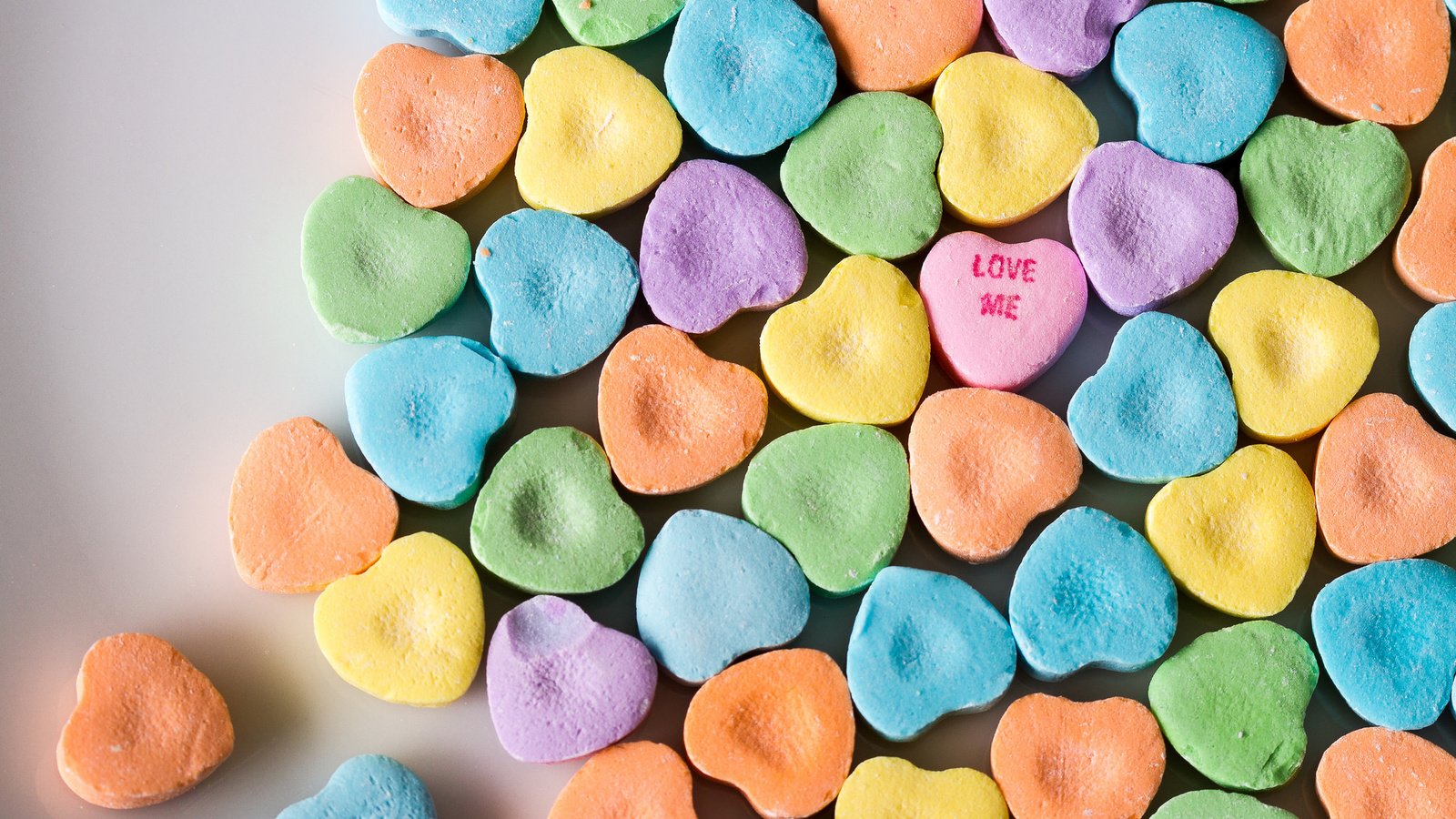 Обои конфеты, любовь, сердца, love me, desperate hearts, candy hearts, candy, love, heart разрешение 2048x1365 Загрузить