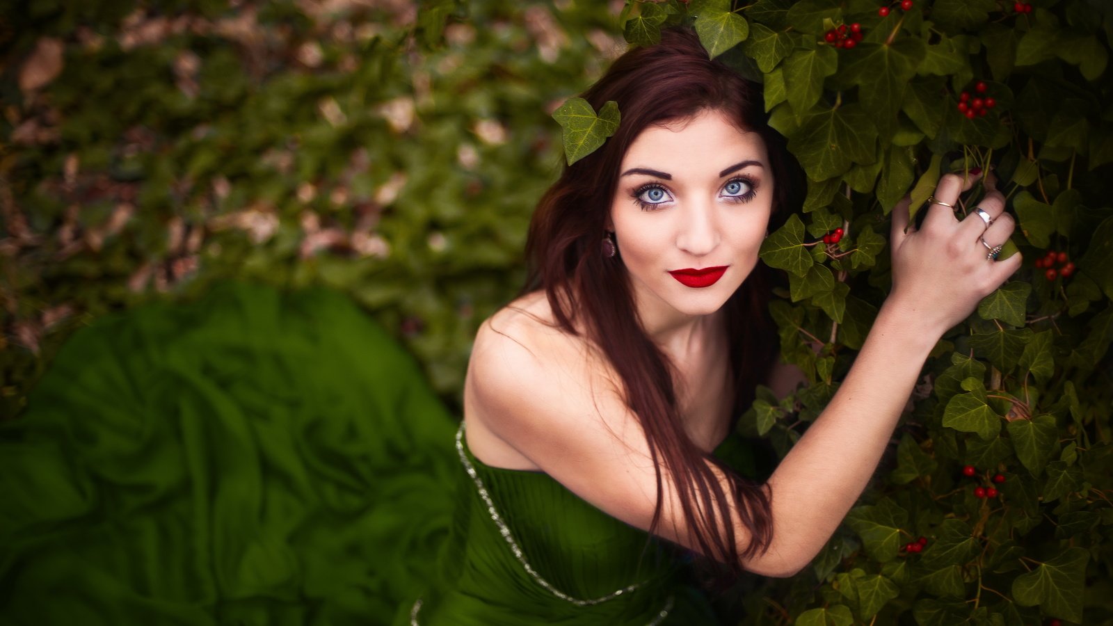 Обои листья, девушка, фон, поза, кусты, макияж, leaves, girl, background, pose, the bushes, makeup разрешение 5616x3473 Загрузить