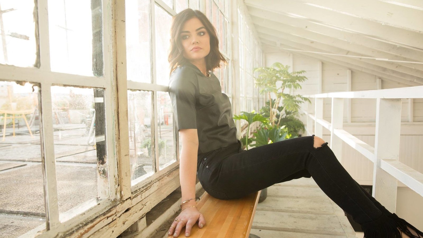 Обои брюнетка, сидит, актриса, люси хейл, brunette, sitting, actress, lucy hale разрешение 2048x1365 Загрузить