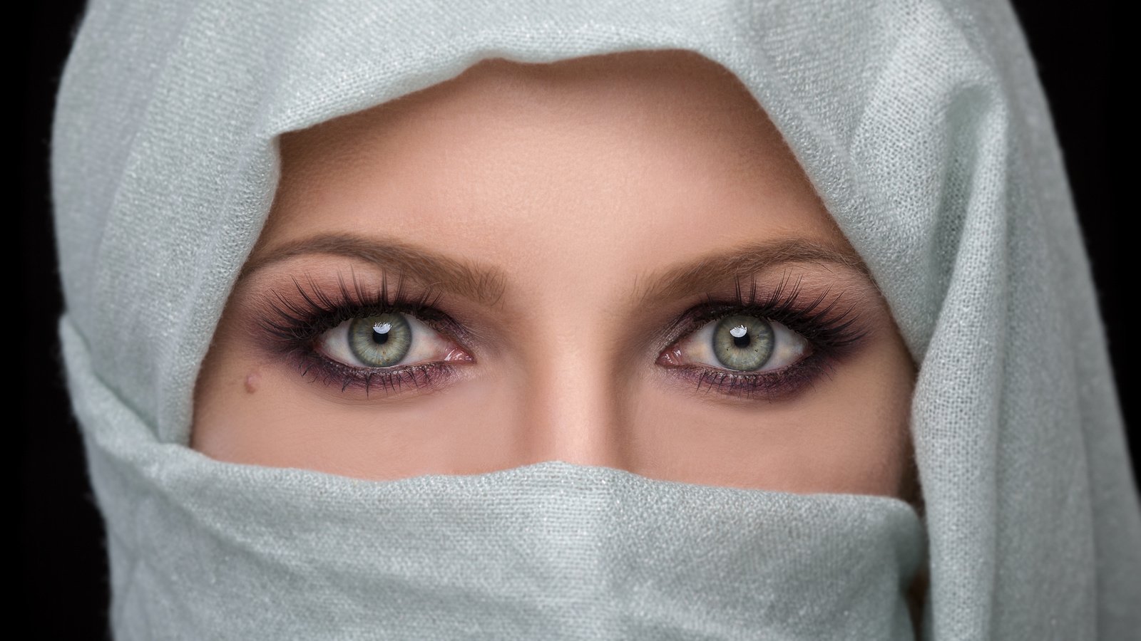 Обои глаза, взгляд, лицо, родинка, платок, eyes, look, face, mole, shawl разрешение 2048x1365 Загрузить
