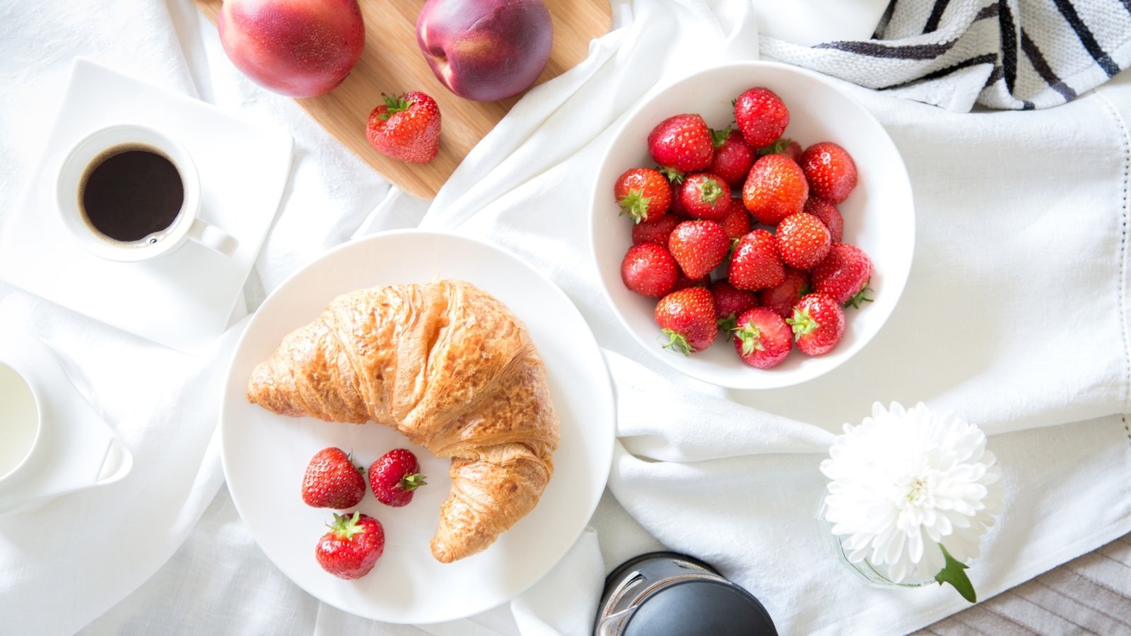 Обои клубника, кофе, круассан, нектарин, strawberry, coffee, croissant, nectarine разрешение 2700x1800 Загрузить