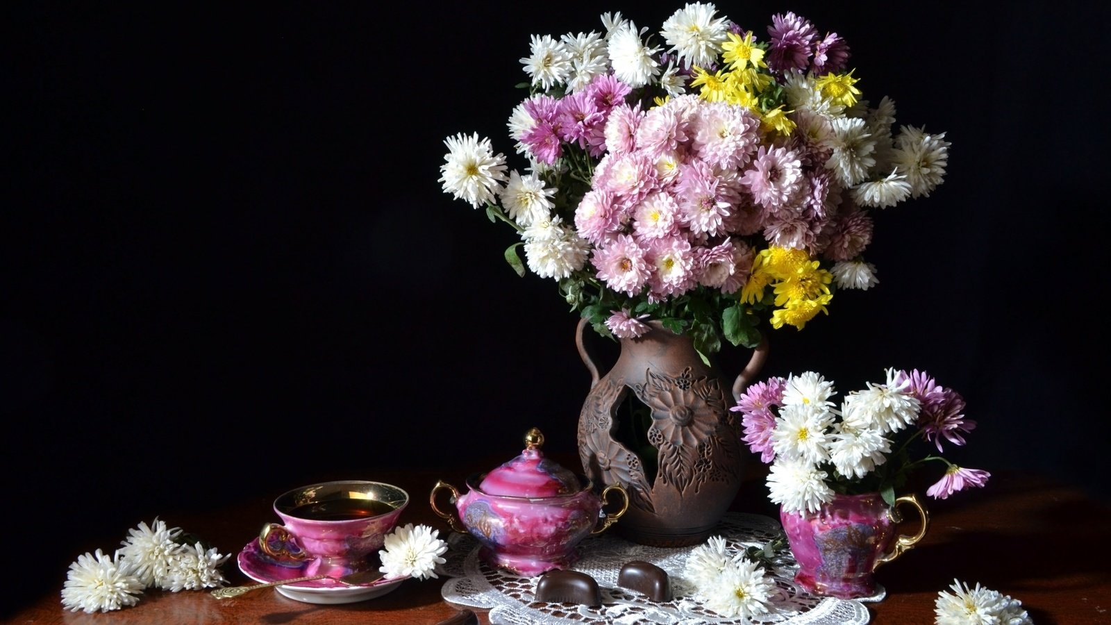 Обои конфеты, чай, хризантемы, натюрморт, candy, tea, chrysanthemum, still life разрешение 2400x1600 Загрузить