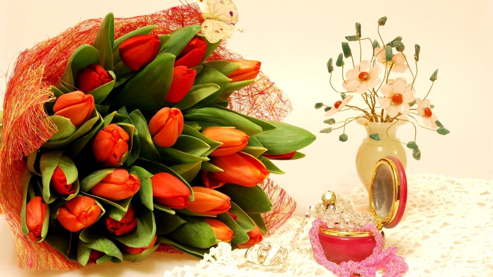 Обои камни, букет, тюльпаны, шкатулка, stones, bouquet, tulips, box разрешение 1920x1285 Загрузить