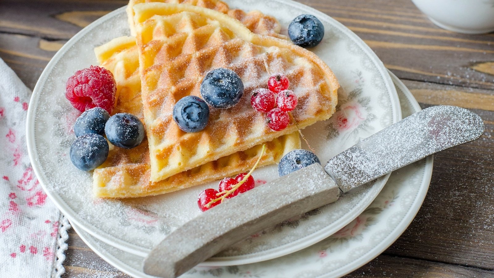 Обои малина, ягоды, сахарная пудра, смородина, вафли, голубика, raspberry, berries, powdered sugar, currants, waffles, blueberries разрешение 2000x1306 Загрузить