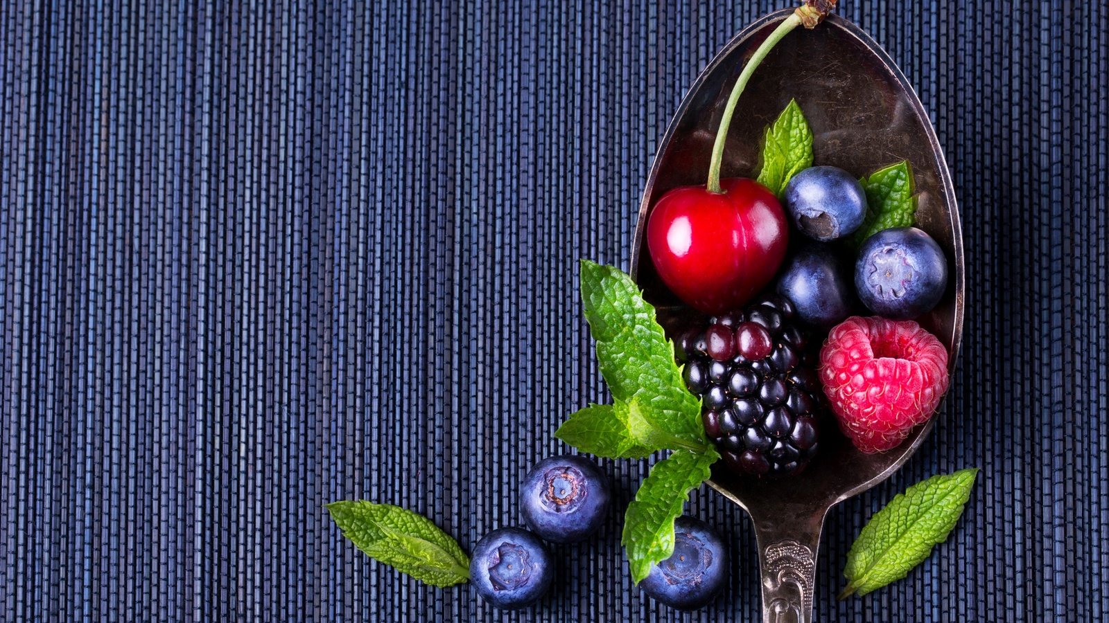 Обои малина, вишня, черника, ложечка, ежевика, ложка, вишенка, черничный, raspberry, cherry, blueberries, spoon, blackberry, blueberry разрешение 2880x1920 Загрузить