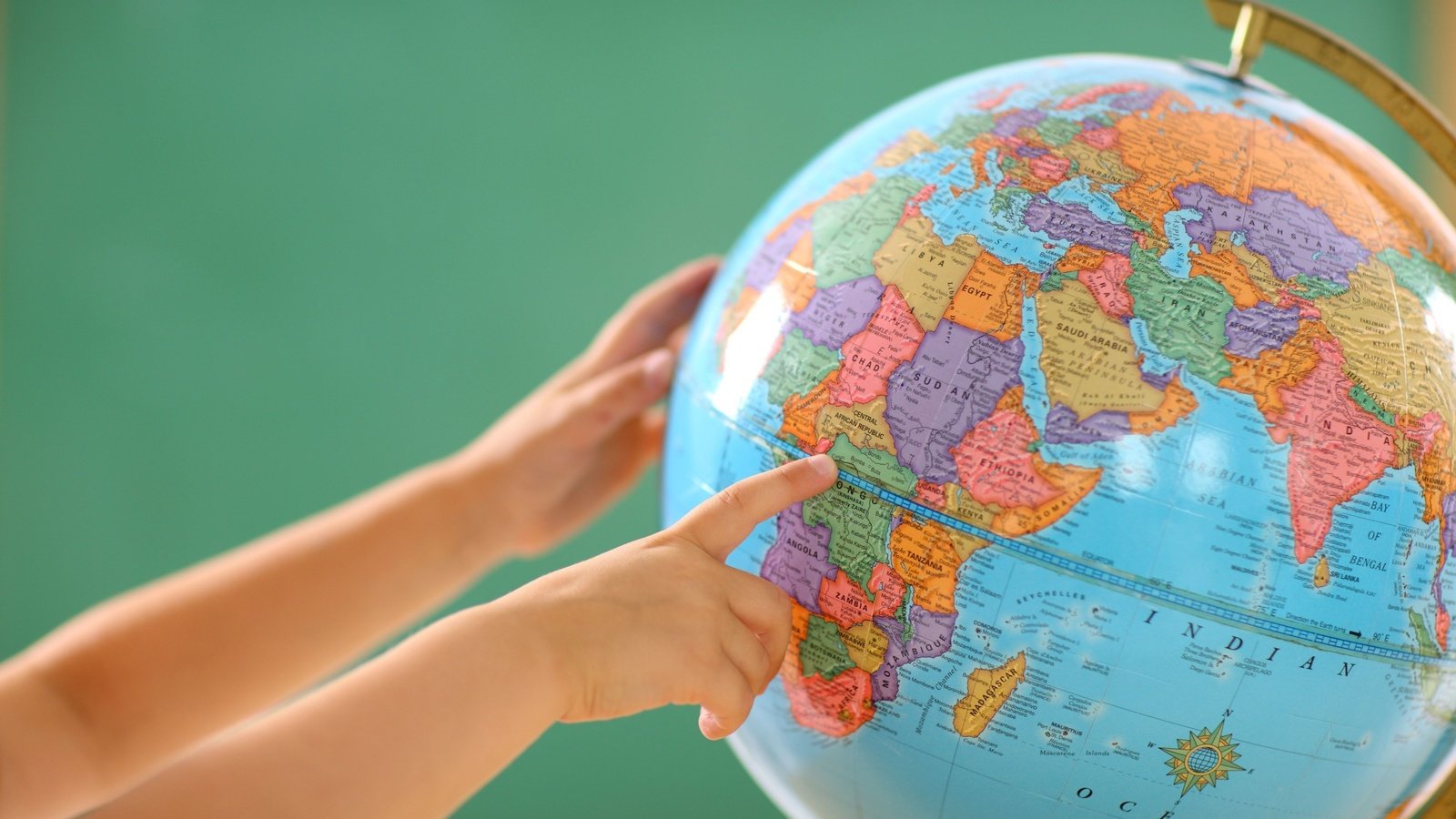 Обои мир, карта, руки, глобус, the world, map, hands, globe разрешение 4600x3067 Загрузить