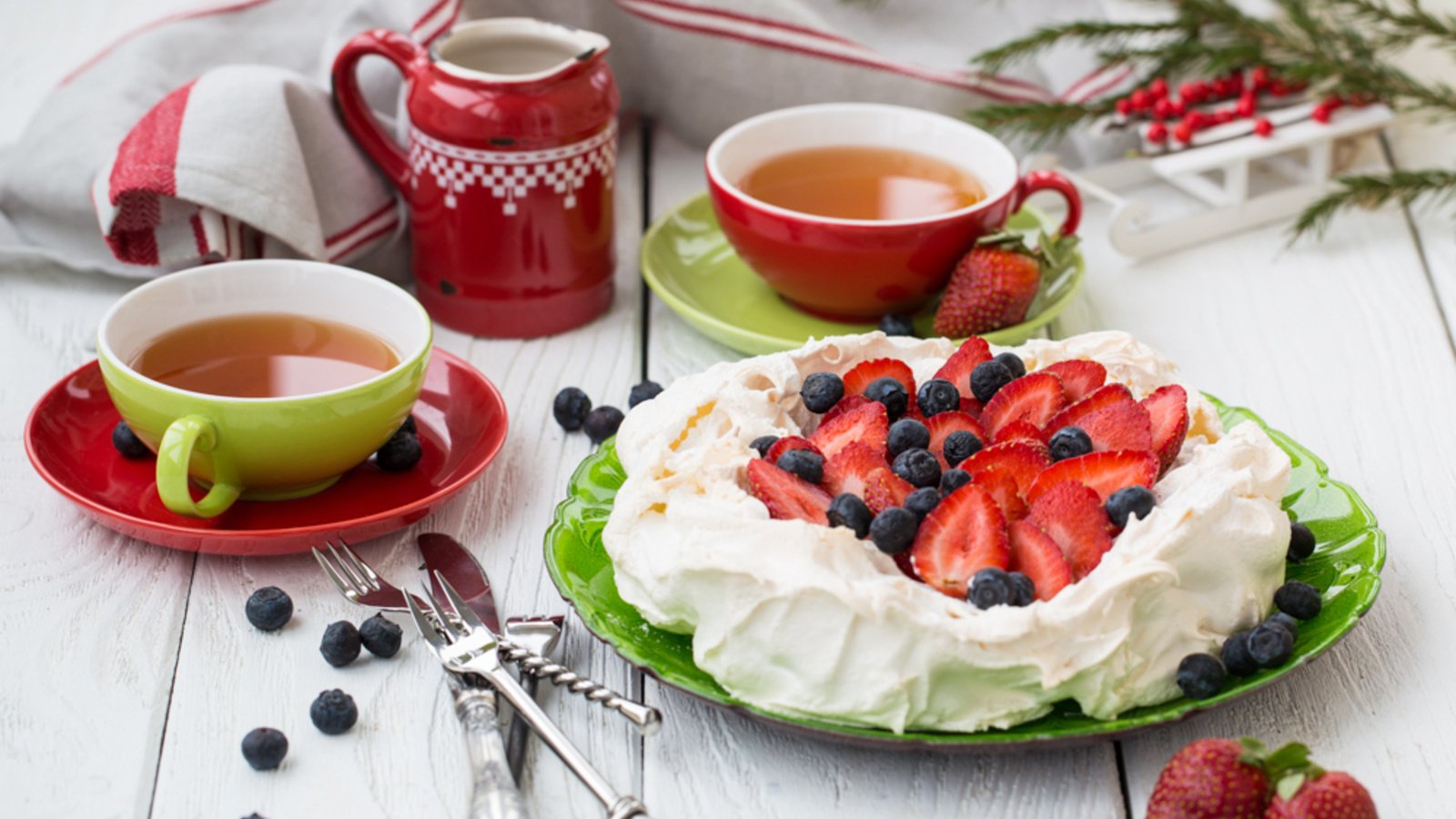 Обои крем для торта, клубника, напитки, черника, чай, десерт, cream cake, strawberry, drinks, blueberries, tea, dessert разрешение 2000x1394 Загрузить