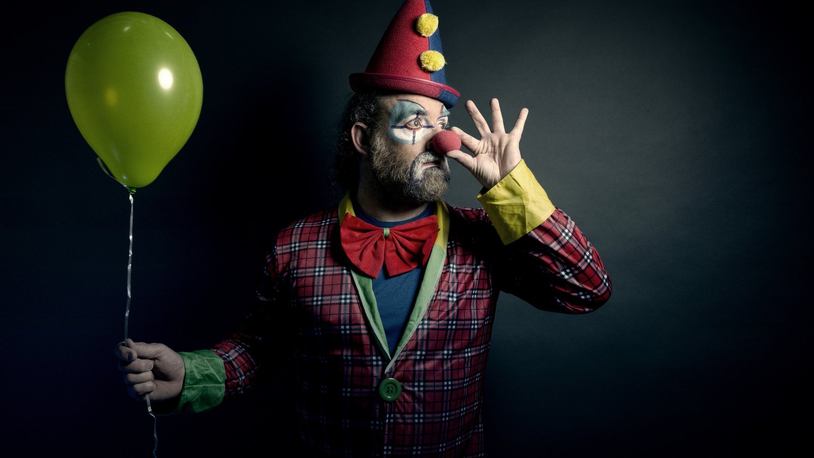 Обои человек, шарик, клоун, people, ball, clown разрешение 2048x1365 Загрузить
