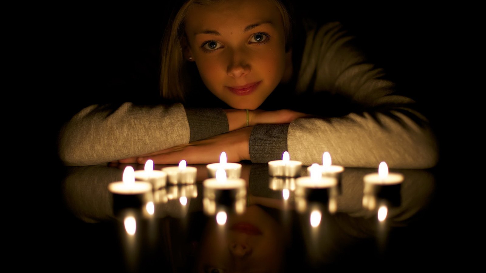 Обои свет, девушка, отражение, свеча, light, girl, reflection, candle разрешение 2560x1600 Загрузить