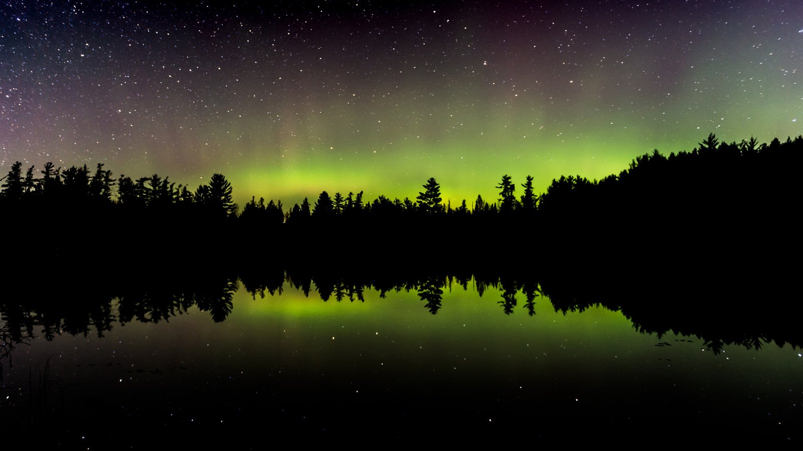 Обои деревья, озеро, отражение, северное сияние, trees, lake, reflection, northern lights разрешение 2048x1463 Загрузить