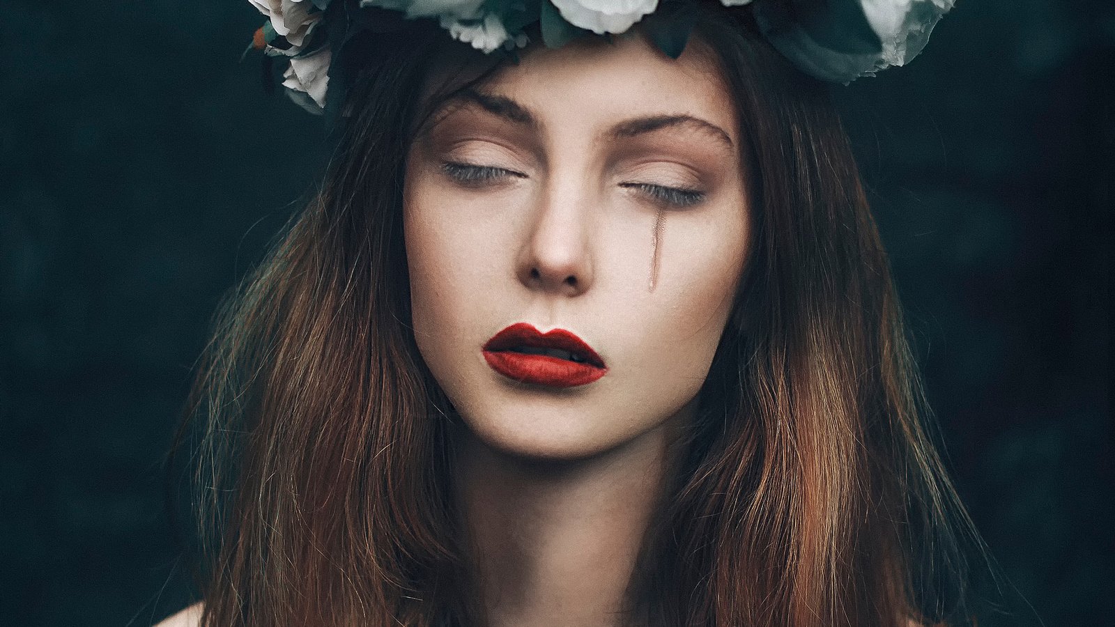 Обои портрет, грусть, лицо, венок, слеза, шатенка, девука, portrait, sadness, face, wreath, tear, brown hair, deluca разрешение 2048x1333 Загрузить