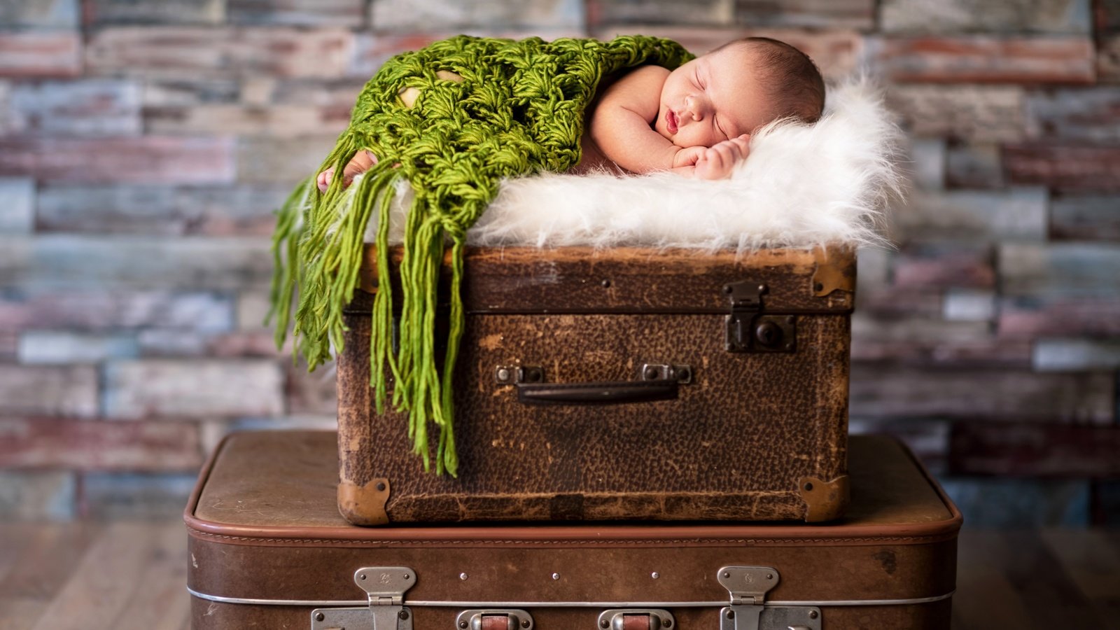 Обои спит, ребенок, малыш, младенец, чемодан, sleeping, child, baby, suitcase разрешение 2880x1889 Загрузить