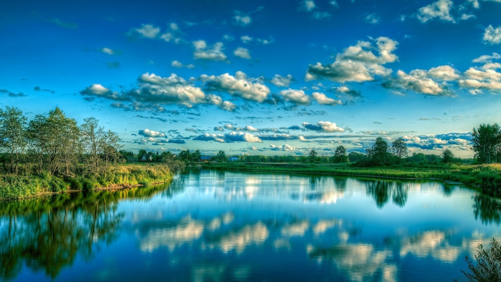 Обои небо, лето, трава, облака, деревья, вода, река, природа, отражение, the sky, summer, grass, clouds, trees, water, river, nature, reflection разрешение 2018x1347 Загрузить