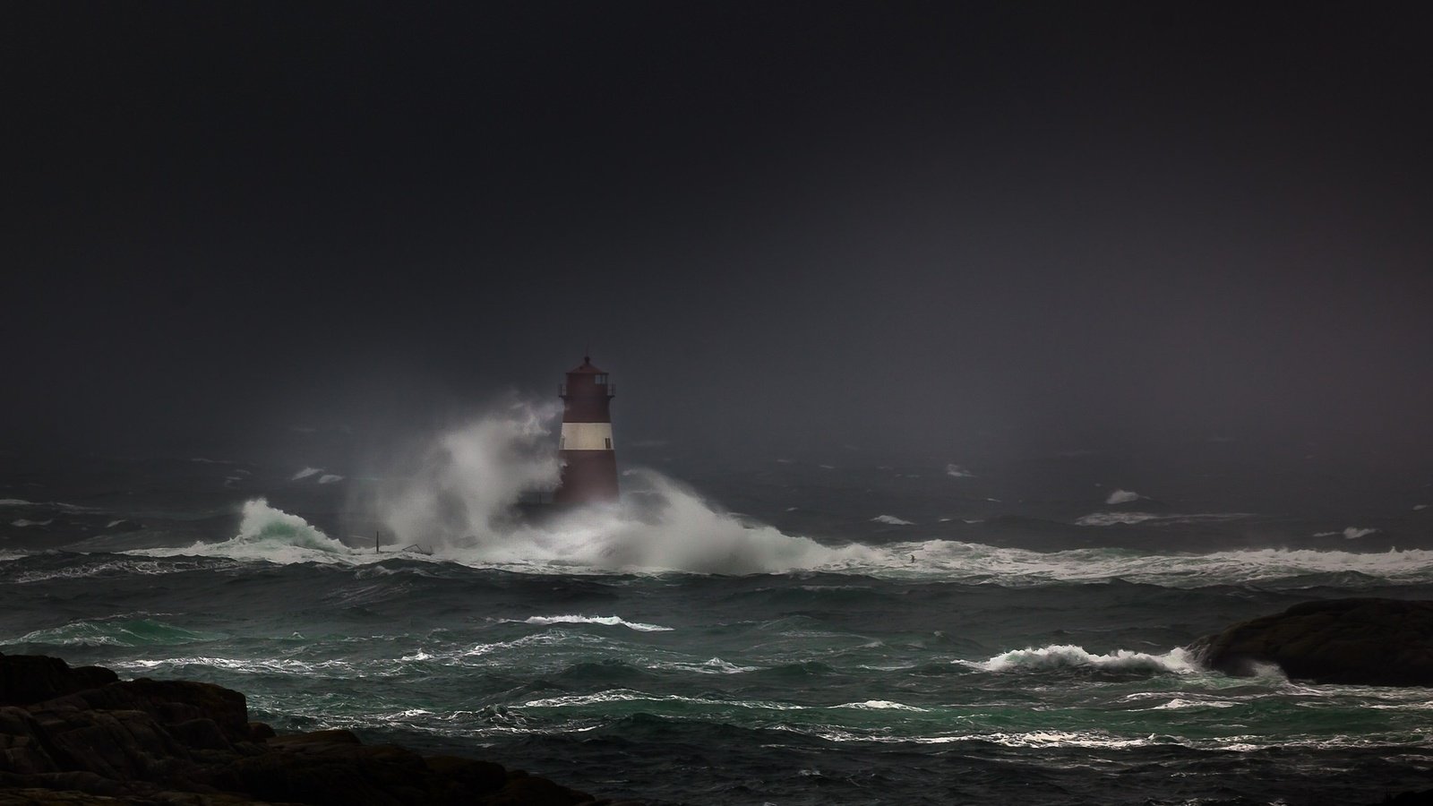 Обои камни, берег, волны, море, маяк, океан, шторм, stones, shore, wave, sea, lighthouse, the ocean, storm разрешение 2048x1340 Загрузить